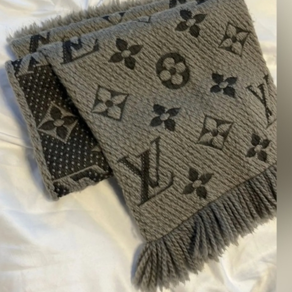 Louis Vuitton Gray Monogram Scarf - Picture 7 of 7